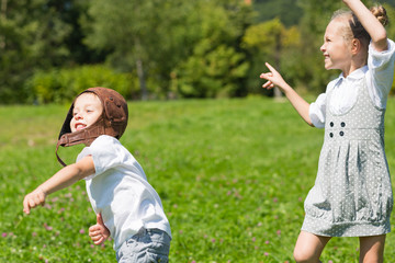 Obraz premium Happy children playing in the paper plane