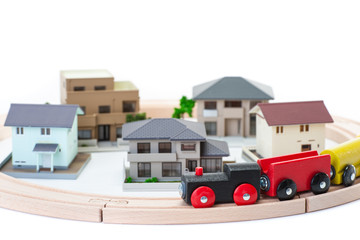 Obraz premium 住宅街を走るおもちゃの機関車