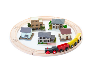 住宅街を走るおもちゃの機関車