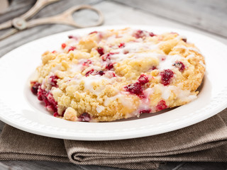 Johannisbeerstreusel - crumble cake with red currants
