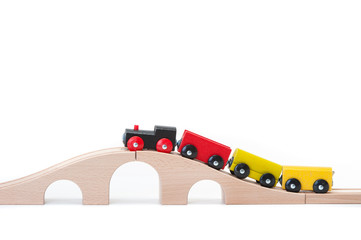 坂を上るおもちゃの列車