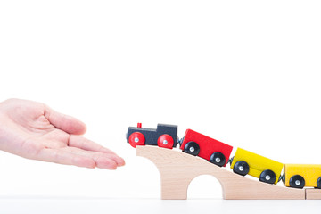 おもちゃの列車と手