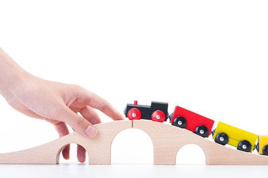 おもちゃの列車と手