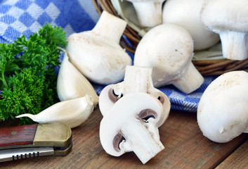 Champignons frisch - geschnitten / Körbchen, Messer auf Holz