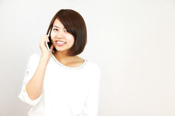 スマホで電話をする若い女性