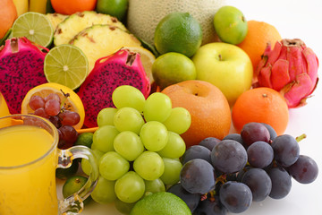 新鮮な果物とジュース