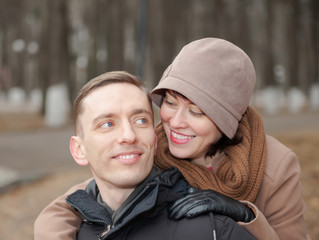 Obraz premium Beautiful couple in autumn park.