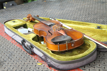 old violin of performers on plate © rukawajung