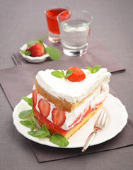 Cake with strawberries and mint