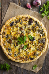 quiche with mushrooms, leek and cheese