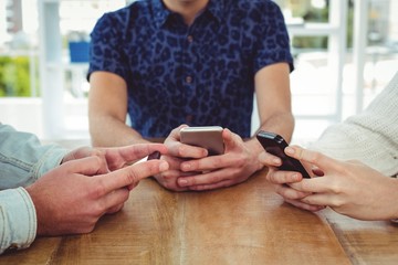 Obraz premium Creative team all using smartphones