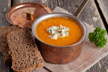 Cream of pumpkin soup with blue cheese and bread