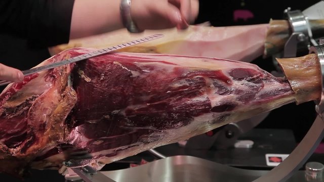 Un cocinero corta jamon iberico 
