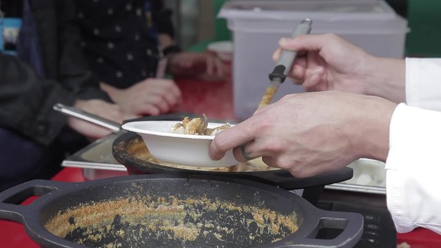 cocinero sirve una sopa oriental