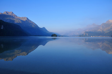 Obraz premium Spiegelnder Silsersee mit Blick Richtung Maloja