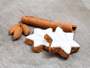 Fien cinnamon cookies on wooden background