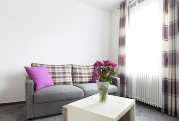 Sofa Couch Sitzecke mit Tisch und Dekoration