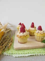 Glutenfreie Himbeer-Cupcakes, Maiskolben und Reisrispen