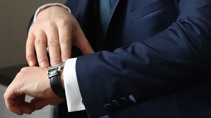 Obraz premium Hands of wedding groom