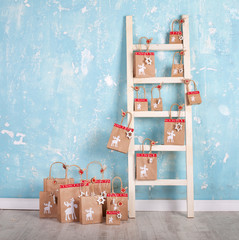 Holzleiter mit Adventskalender