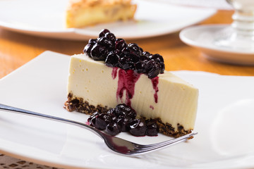 Cake with cream cheese and blueberries
