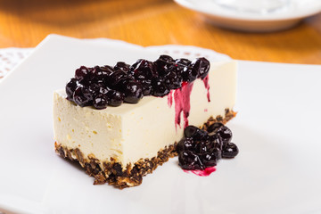 Cake with cream cheese and blueberries