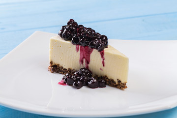 Cake with cream cheese and blueberries