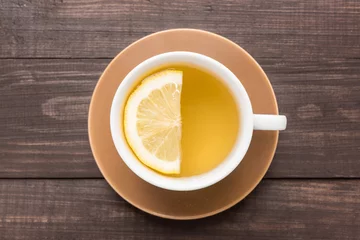Tableaux ronds sur plexiglas Anti-reflet Theé Ginger tea with lemon on the wooden background