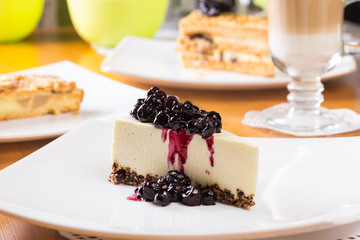 Cake with cream cheese and blueberries