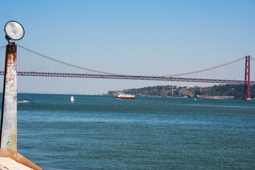 Veduta ponte 25 de abril  con vista faro