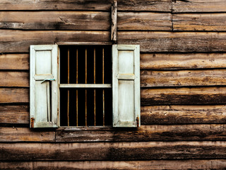 Obraz na płótnie Canvas old wood window in the wall wooden house