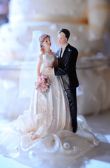 Fototapeta premium figurine of newlyweds on the wedding cake
