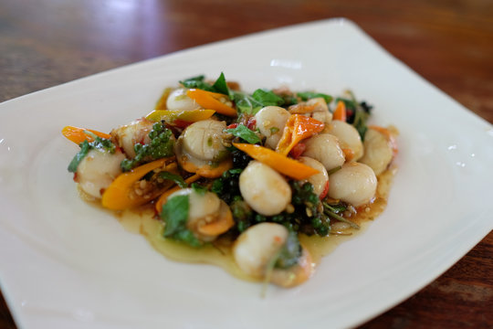 Hot and spicy stir-fried scallops