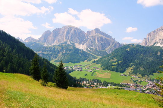 Cirspitzen in den Dolomiten mit Colfosco und Corvara rechts
