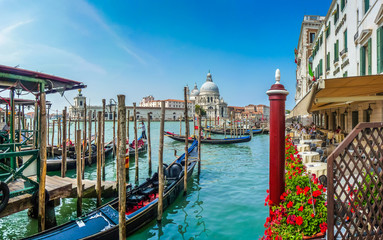 Vue panoramique sur le Grand Canal avec les gondoles et la basilique Santa Maria della Salute, Venise, Italie