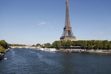 Fototapeta na wymiar Tour Eiffel à Paris, vue depuis le Pont de Bir Hakeim