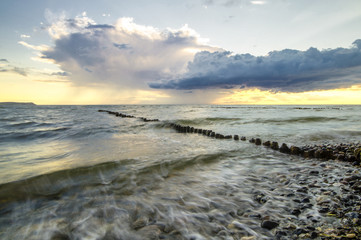 zachód słońca nad morską plażą © Mike Mareen