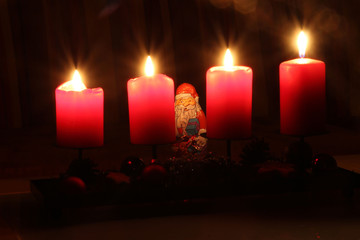 Ein Adventskranz mit Weihnachtsmann