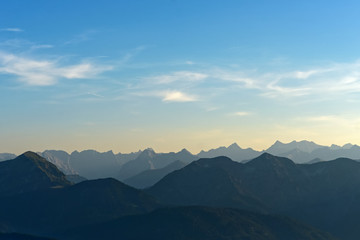 Obraz na płótnie Canvas Blauer Himmel, Wolken und Berge