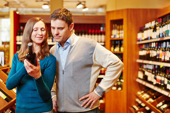 Paar beim Shopping im Weinladen