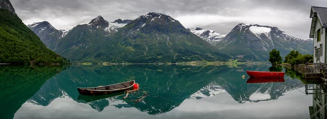 Fototapeten Boote und Spiegelung im Wasser im Panorama © iPics