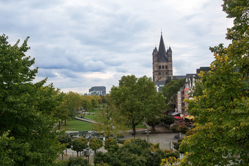 Fototapeta na wymiar Great St. Martin Kirche und Krahnhäuser Köln