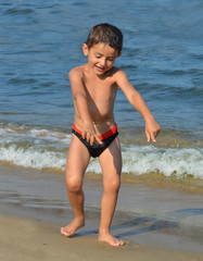 Fototapeta na wymiar Boy on the beach