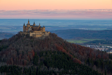 Fototapeta na wymiar Burg Hohenzollern im Morgenlicht / Schwäbische Alb