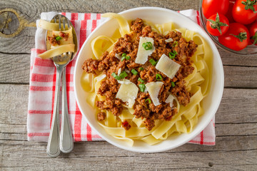 Spaghetti bolognese with salad and tomatoes