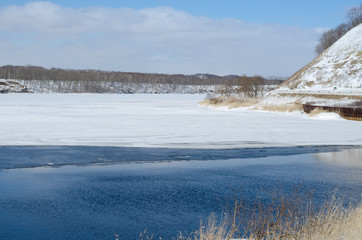雪の湖畔の風景