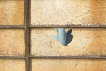 Ventana con vidrios rotos.