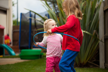 Two little girls in a hula hoop © Jandrie Lombard