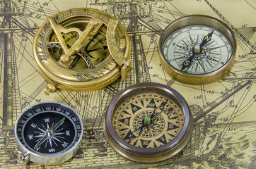 Fototapeta na wymiar compass on a old world map