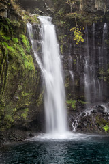 Fototapeta na wymiar Großer Wasserfall im Wald